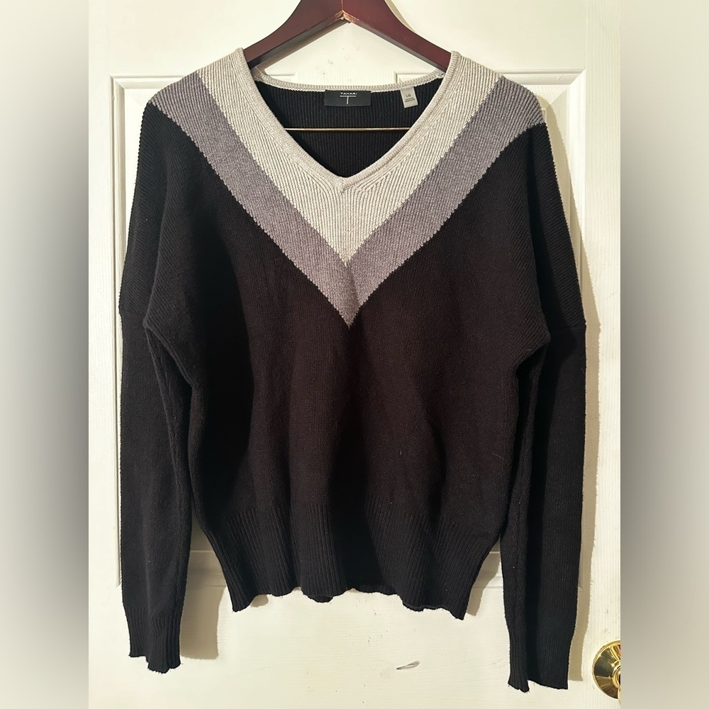 TAHARI Black Gray Varsity Style V Neck L Silky Soft Stretchy Collegiate Sorority